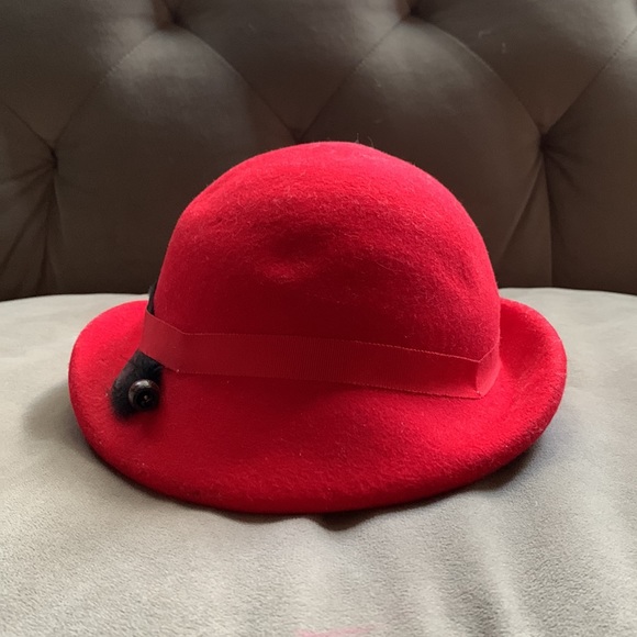 Vintage Red Felt Hat with Black Feather - Picture 4 of 8